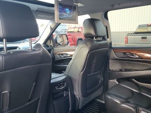 Used 2019 Cadillac Escalade ESV Premium Luxury image 2