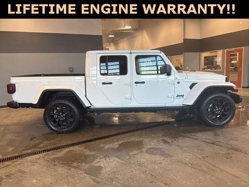 Used 2024 Jeep Gladiator Sport image 11