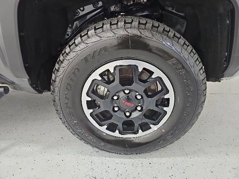 Certified 2025 Toyota Tacoma TRD Off-Road AWD/4WD image 9