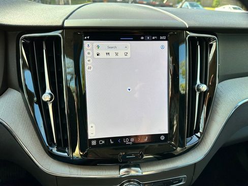 Used 2025 Volvo XC60 B5 Plus image 19