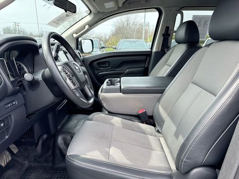Used 2019 Nissan Titan S image 19