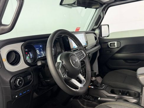 Used 2025 Jeep Wrangler Unlimited Sahara AWD/4WD image 22