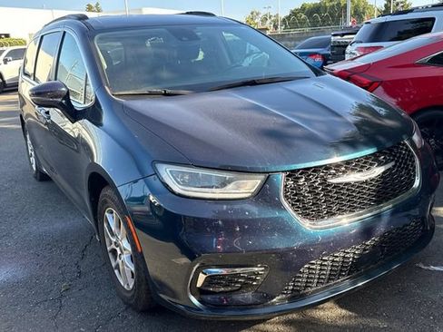 Used 2022 Chrysler Pacifica Touring-L FWD image 2