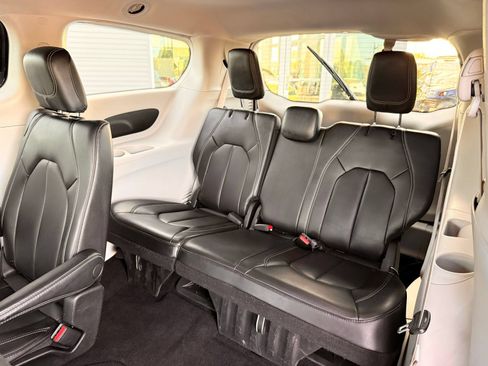Used 2023 Chrysler Pacifica Touring-L FWD image 25