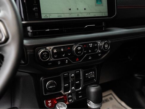 Used 2025 Jeep Gladiator Rubicon w/ Convenience Group AWD/4WD image 18