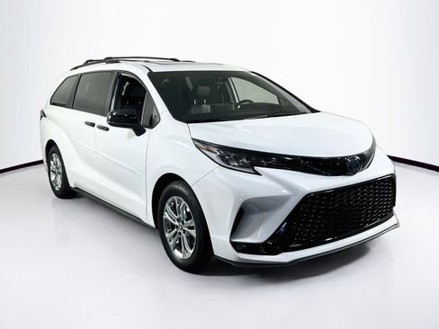 Used 2023 Toyota Sienna XSE w/ XSE Plus Package AWD/4WD image 3