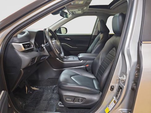 Used 2024 Toyota Highlander XLE FWD image 22