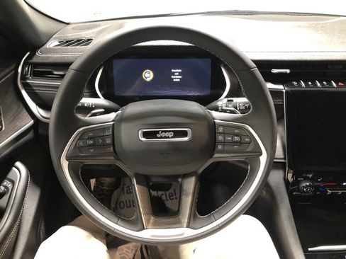 Used 2025 Jeep Grand Cherokee Limited image 24