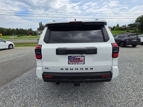 Used 2025 Toyota 4Runner SR5 AWD/4WD image 4