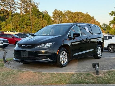 Used 2023 Chrysler Voyager LX FWD image 3