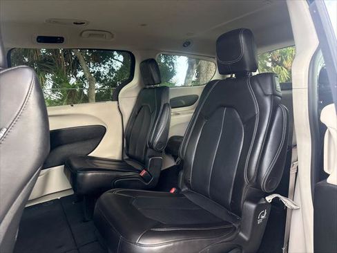 Used 2023 Chrysler Pacifica Touring-L FWD image 14