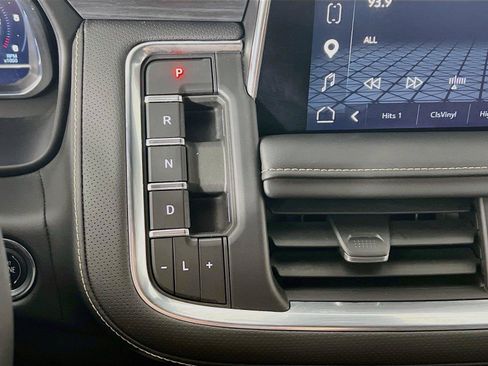 Used 2023 GMC Yukon SLT w/ SLT Premium Package AWD/4WD image 17