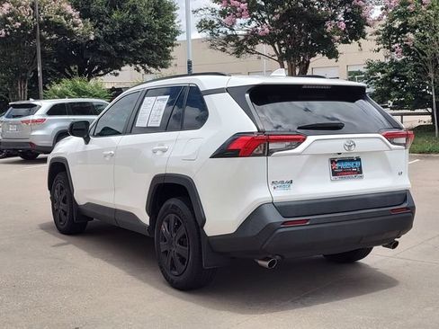 Used 2021 Toyota RAV4 LE FWD image 5