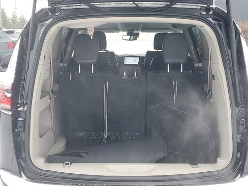 Used 2022 Chrysler Pacifica Touring-L image 7