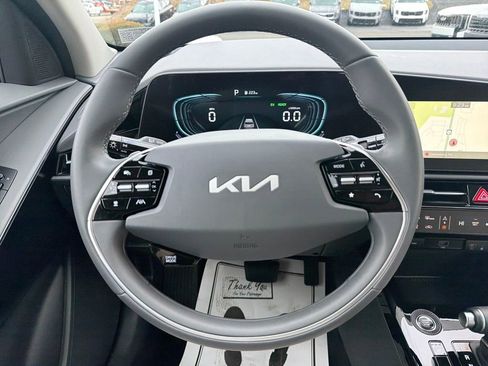 Certified 2025 Kia Niro EX image 16