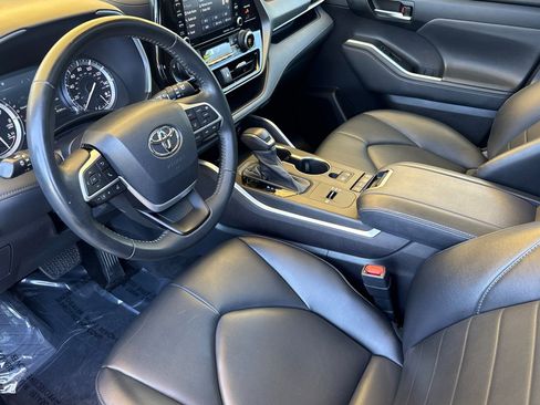 Used 2022 Toyota Highlander XLE FWD image 11
