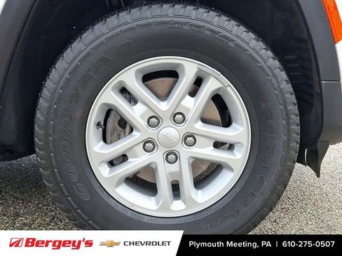 Used 2023 Jeep Grand Cherokee Laredo AWD/4WD image 10