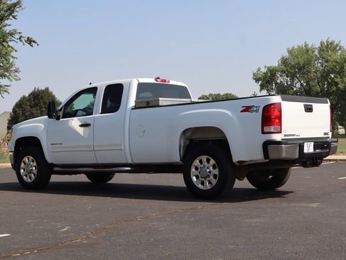 Used 2011 GMC Sierra 2500 SLE w/ Suspension Package, Off-Road AWD/4WD image 7