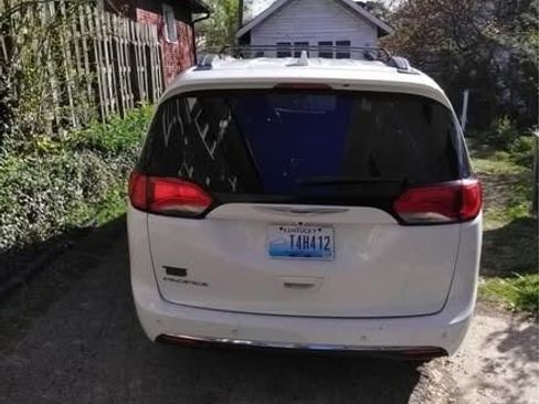 Used 2020 Chrysler Pacifica Touring-L image 3