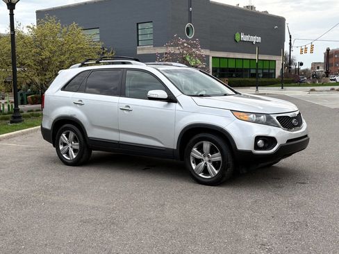 Used 2012 Kia Sorento EX w/ EX V6 Premium Pkg image 2
