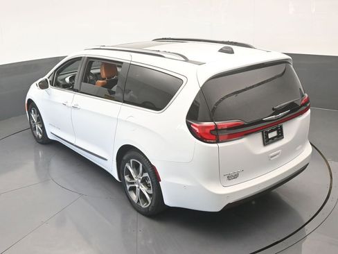 Used 2024 Chrysler Pacifica Pinnacle image 64