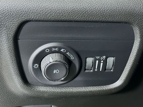 Used 2023 Jeep Grand Cherokee Limited image 17