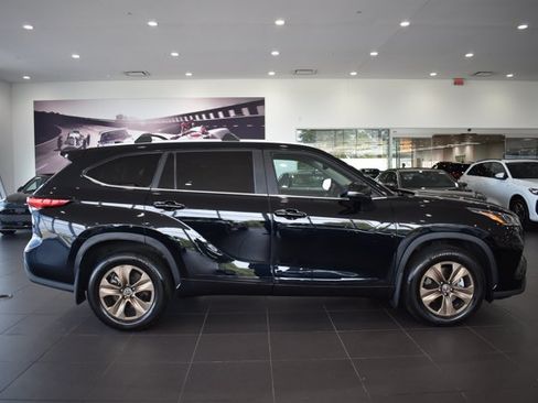 Used 2023 Toyota Highlander Bronze Edition FWD image 8