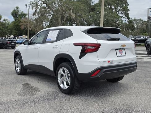 Used 2025 Chevrolet Trax LS w/ LS Convenience Package FWD image 3