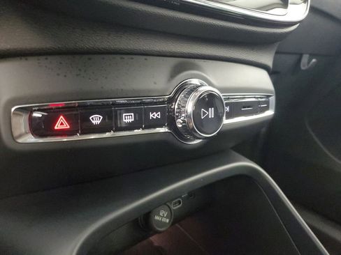 Certified 2025 Volvo XC40 B5 Core image 32