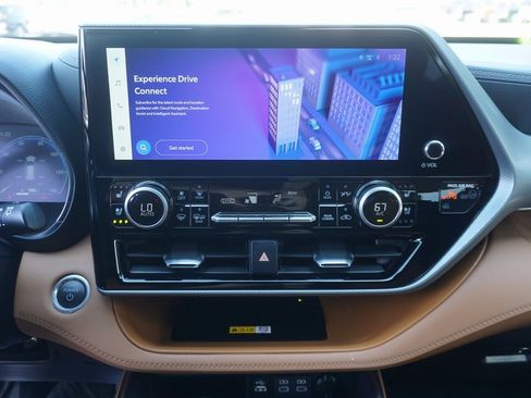 Used 2024 Toyota Highlander Platinum image 14