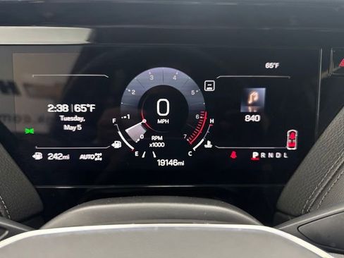 Used 2025 GMC Yukon XL Denali AWD/4WD image 15