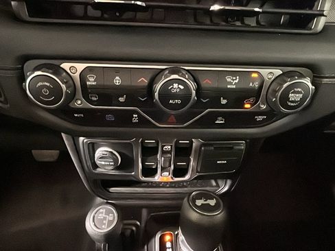 Used 2024 Jeep Wrangler Unlimited Sahara AWD/4WD image 25