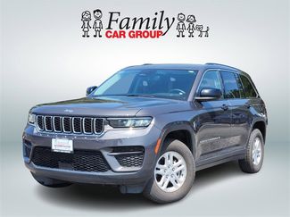 Used 2023 Jeep Grand Cherokee Laredo image 1