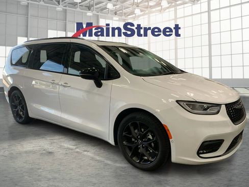 Used 2025 Chrysler Pacifica Limited image 7