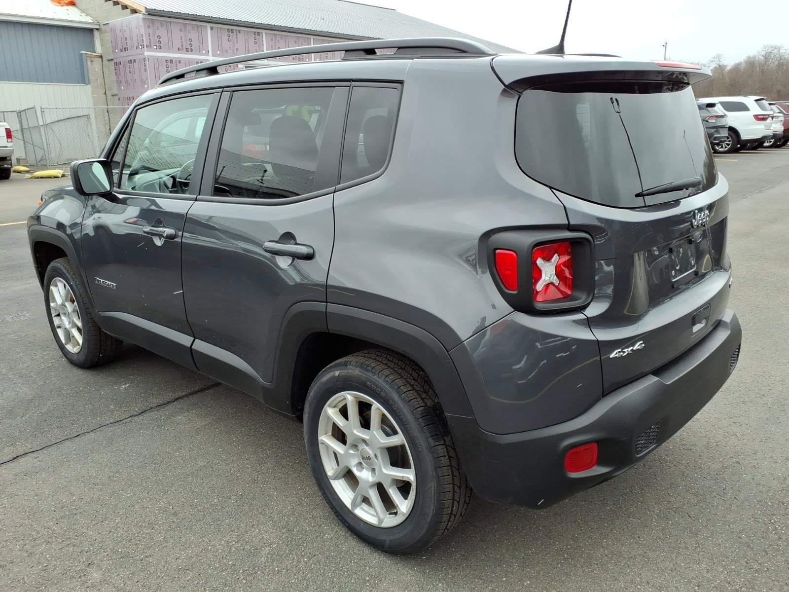 Used 2022 Jeep Renegade Latitude w/ Convenience Group AWD/4WD image 7