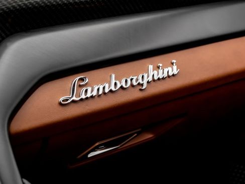 Used 2022 Lamborghini Urus image 24