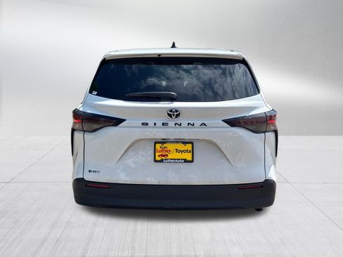 Used 2026 Toyota Sienna LE FWD image 5