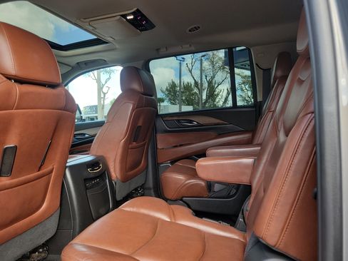 Used 2018 Cadillac Escalade ESV Luxury image 15