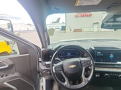 Used 2022 Chevrolet Silverado 1500 LT AWD/4WD image 2