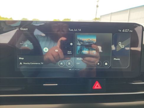 Used 2025 Kia Carnival FWD image 26