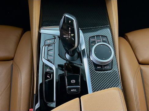 Used 2022 BMW 530e xDrive w/ Premium Package image 14