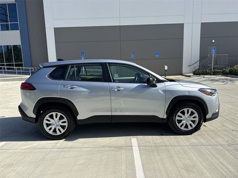 Used 2024 Toyota Corolla Cross L image 2