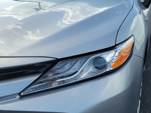 Used 2020 Toyota Camry XLE image 9