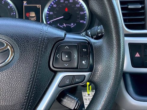 Used 2019 Toyota Highlander LE FWD image 23