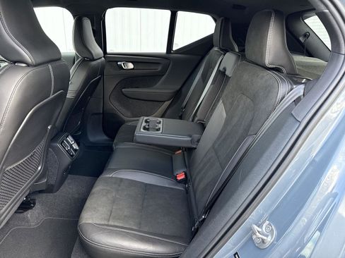 Used 2022 Volvo XC40 T5 R-Design image 11