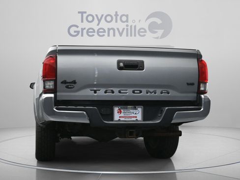 Used 2019 Toyota Tacoma SR5 AWD/4WD image 10