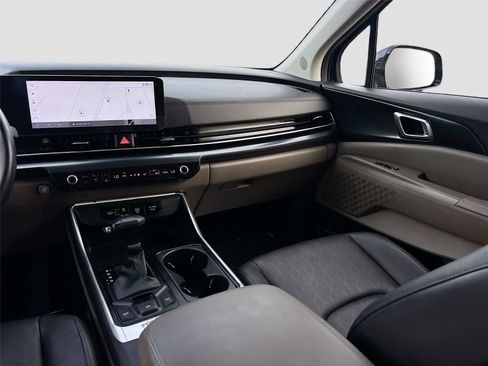 Used 2025 Kia Carnival FWD image 23