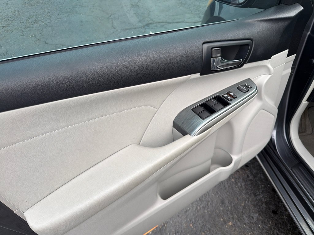 Used 2013 Toyota Camry XLE w/ Leather Pkg FWD image 11