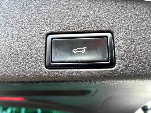 Used 2012 Volkswagen Touareg Hybrid image 17