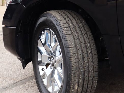 Used 2020 Nissan Titan SV w/ SV Convenience Package image 6